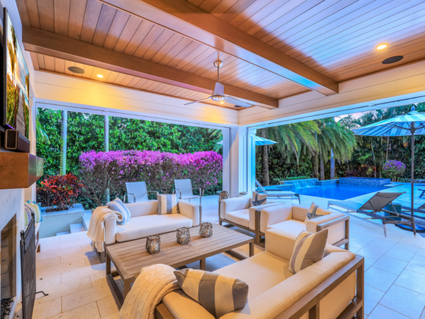 Luxurious Retreat with a Pool in Olde Naples, Steps from the Beach